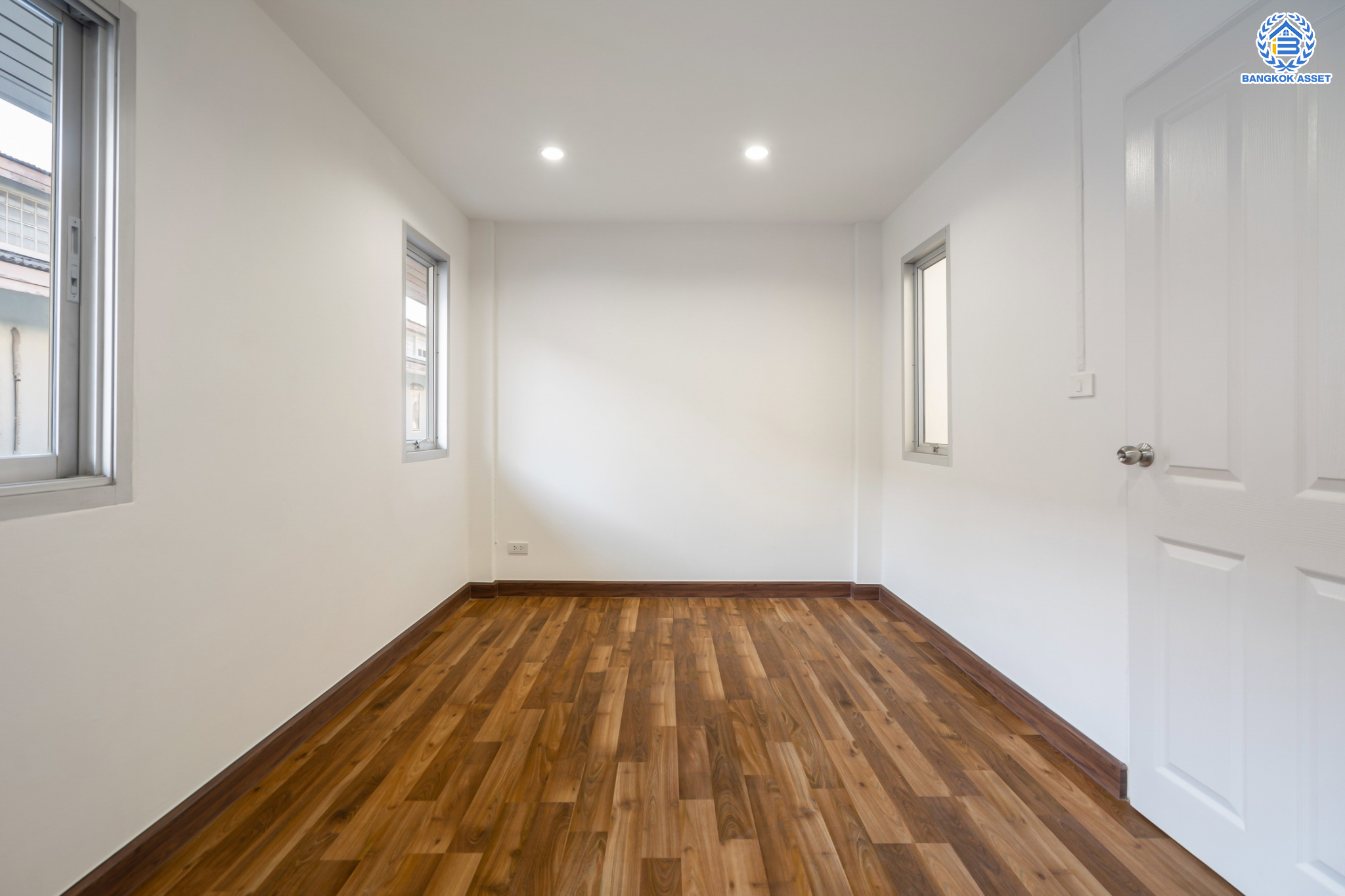 บ้านมือสองตกแต่งใหม่ ม.บ้านริมสวน ดอนเมือง เนื้อที่ 17.6 ตร.ว. ฟังก์ชันจัดเต็ม 3 ห้องนอน 3 ห้องน้ำ จอดรถได้ 2 คัน มีความเป็นส่วนตัว เดินทางเข้าสู่ใจกลางเมืองได้อย่างสะดวกสบาย ใกล้สนามบินดอนเมือง และทางด่วนศรีสมาน